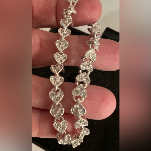 Silver Tone Crystal Heart Bracelet NIB - Picture 8 of 14